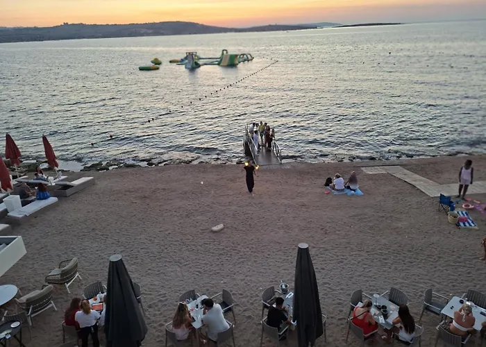 Spacious Bugibba Seafront Free Parking & Wifi Tatil Evi *