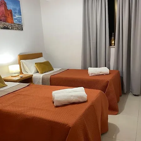 Semesterbostad Spacious Bugibba Seafront 5br Free Parking & Wifi St. Paul's Bay