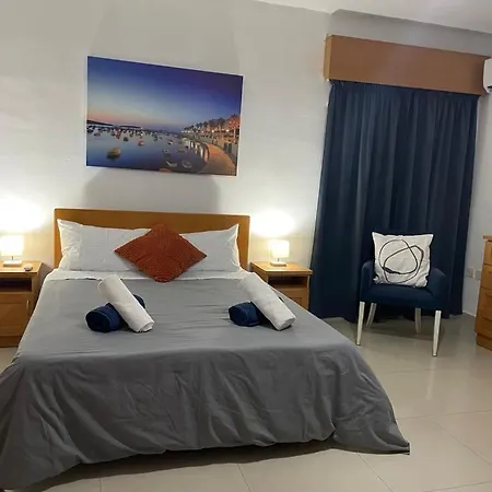 Semesterbostad Spacious Bugibba Seafront 5br Free Parking & Wifi *