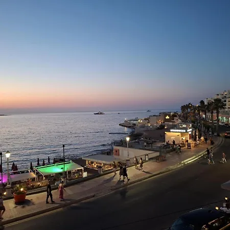 Semesterbostad Spacious Bugibba Seafront 5br Free Parking & Wifi *